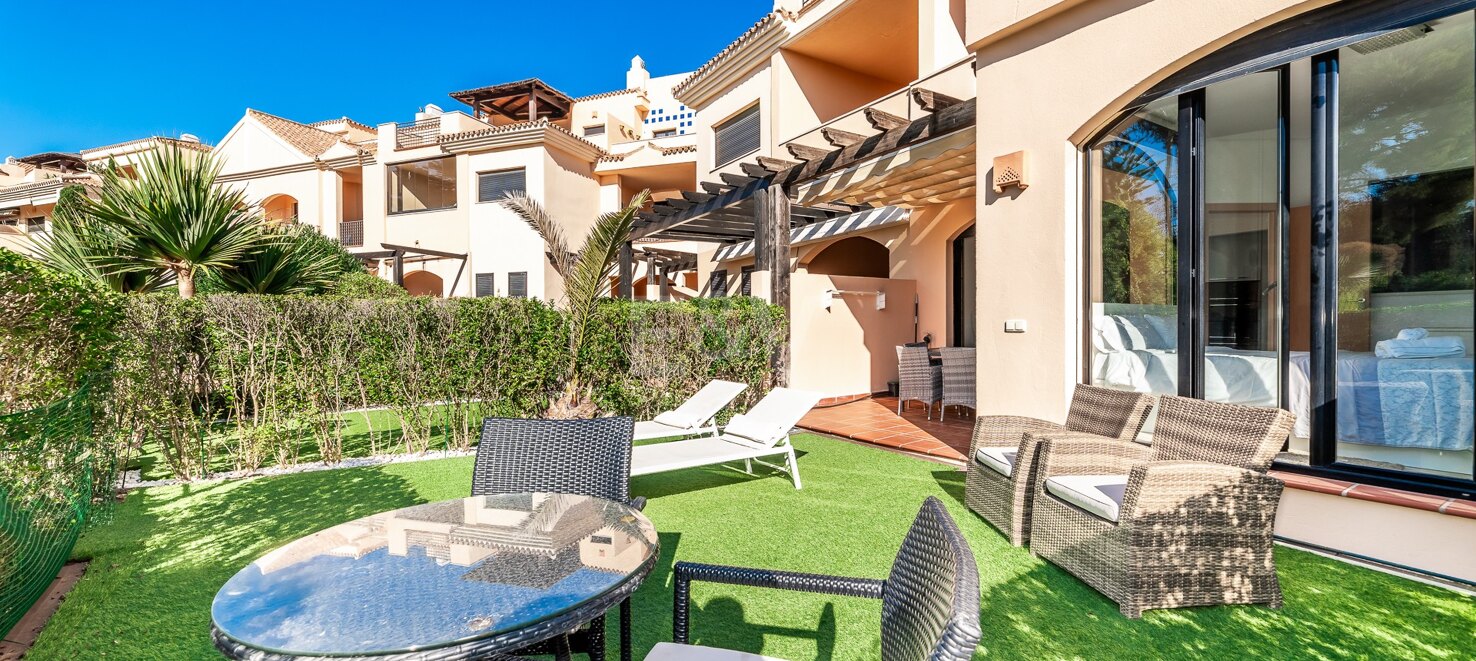 Beachside Lägenhet med trädgård och spa i Puerto Banús