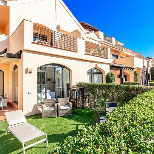 Beachside Lägenhet med trädgård och spa i Puerto Banús