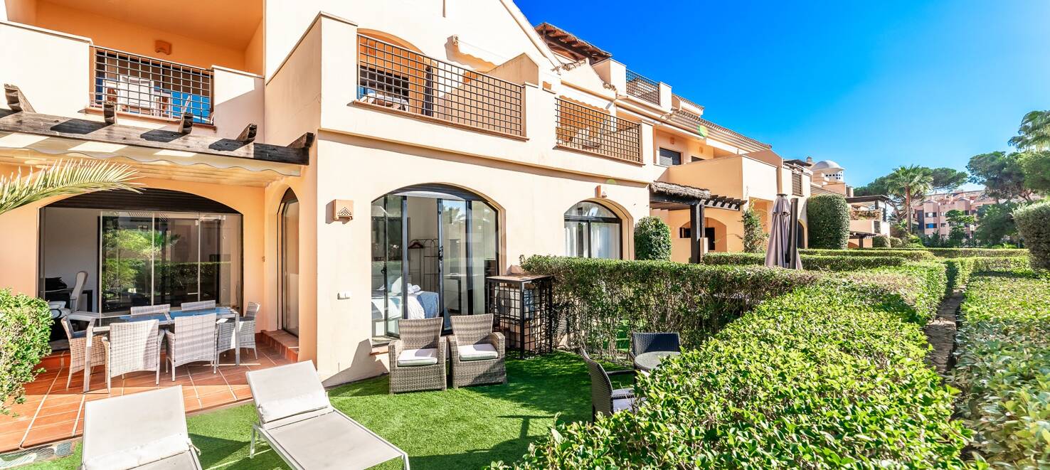 Beachside Lägenhet med trädgård och spa i Puerto Banús