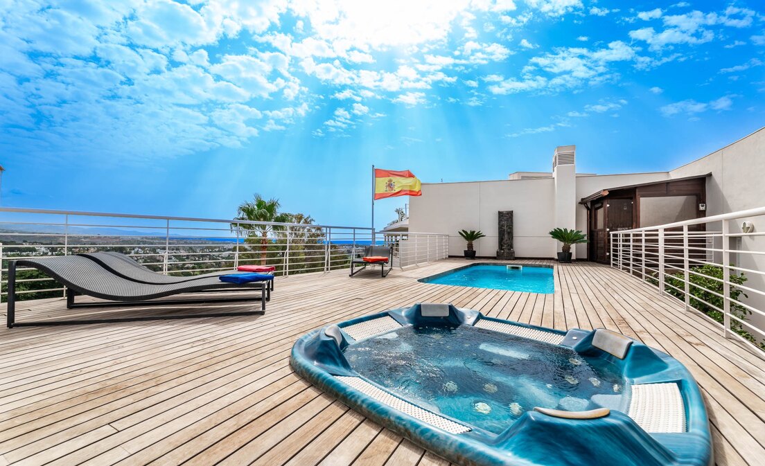 Duplex Penthouse à Nueva Andalousie avec piscine de toit et vues panoramiques étonnantes