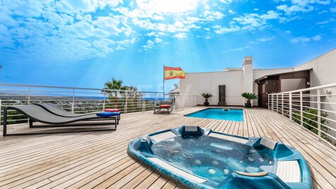 Duplex Penthouse w Nueva Andalucía z basenem na dachu i niesamowite widoki panoramiczne