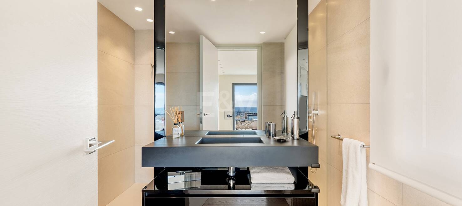 Spectacular Luxury Penthouse with Harbor View in Puerto Banús