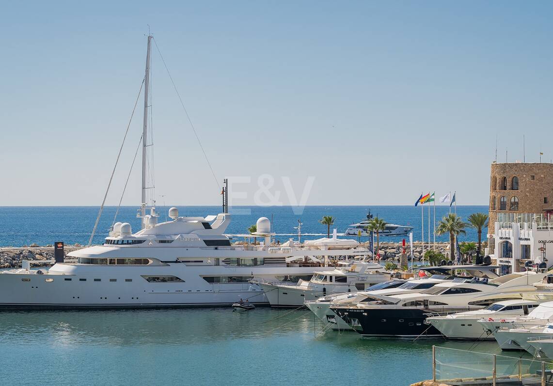 Spektakularny luksusowy apartament z widokiem na port w Puerto Banús