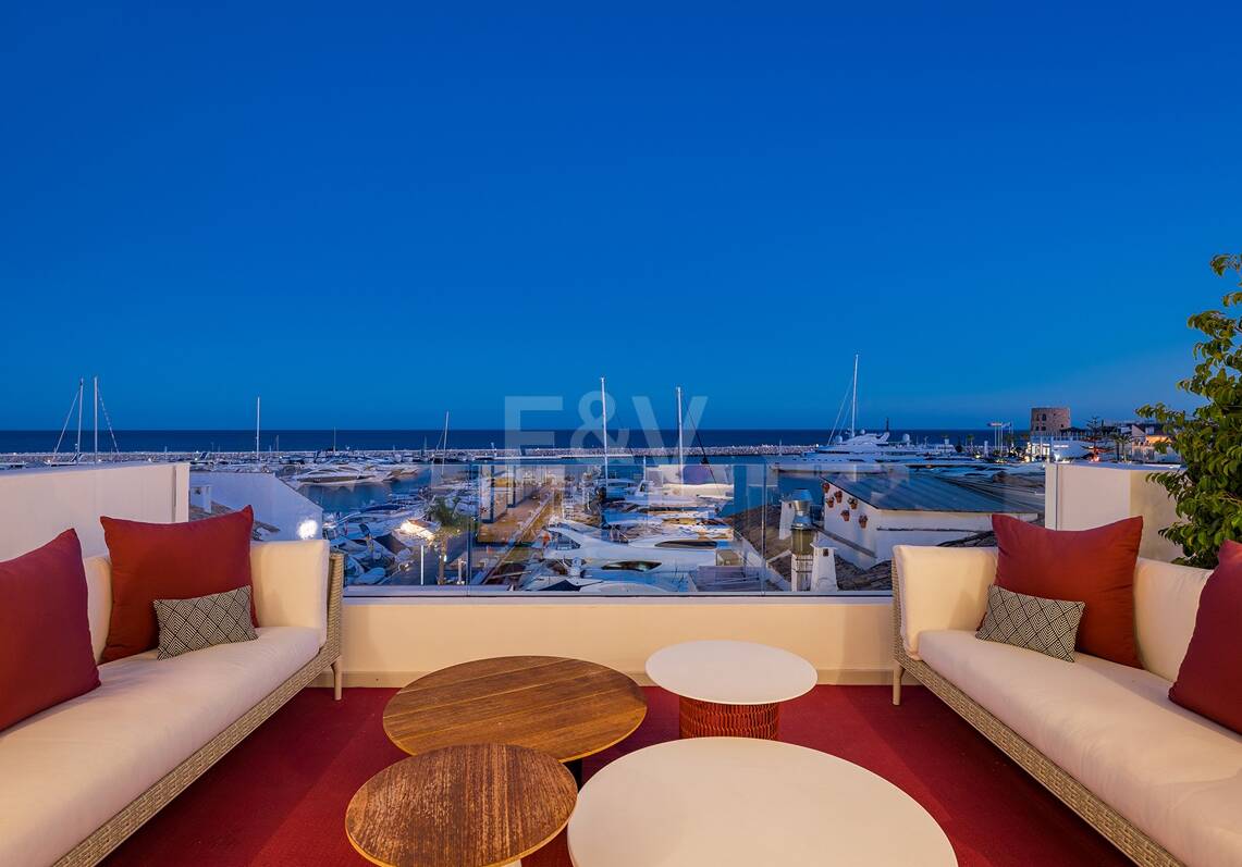 Spektakularny luksusowy apartament z widokiem na port w Puerto Banús