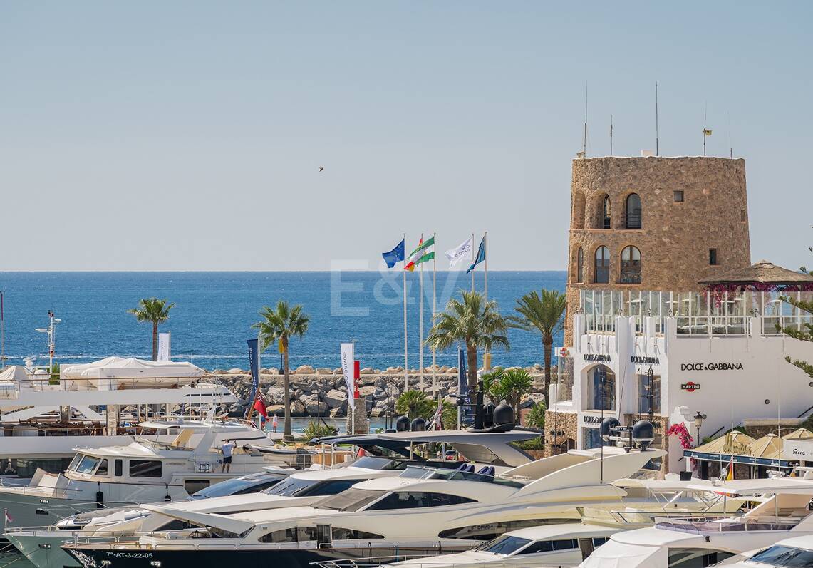 Spektakularny luksusowy apartament z widokiem na port w Puerto Banús