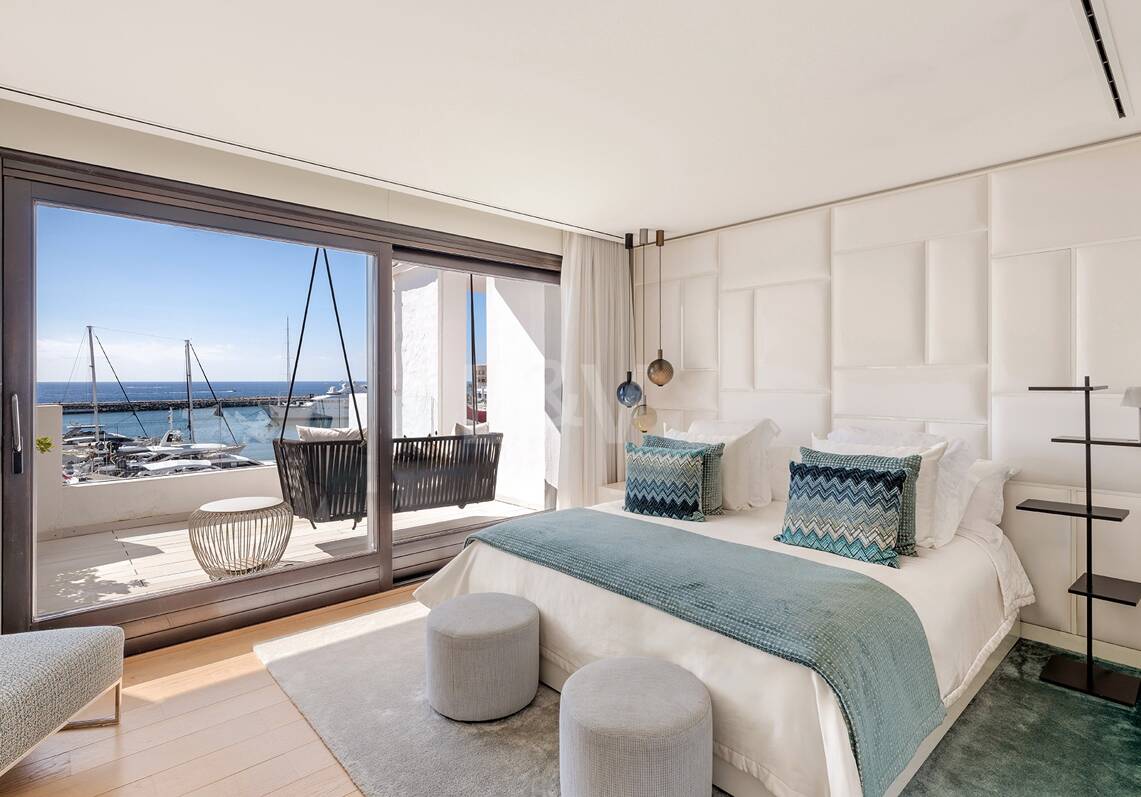 Spektakularny luksusowy apartament z widokiem na port w Puerto Banús