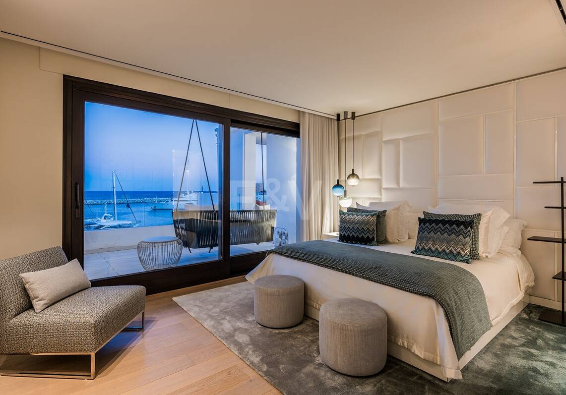 Spektakularny luksusowy apartament z widokiem na port w Puerto Banús