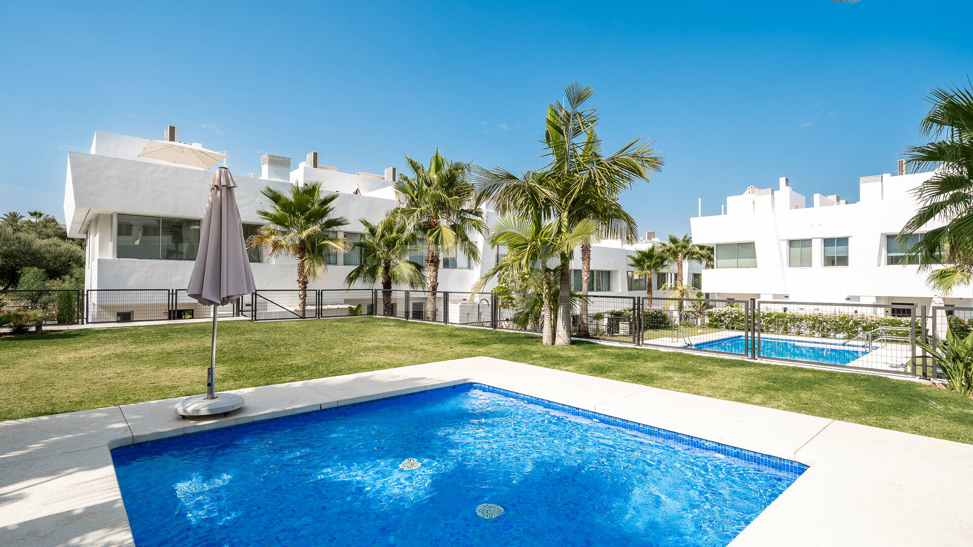 Excepcional casa adosada en esquina con piscina en la azotea y vistas al mar en Río Real