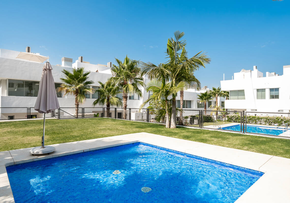 Excepcional casa adosada en esquina con piscina en la azotea y vistas al mar en Río Real