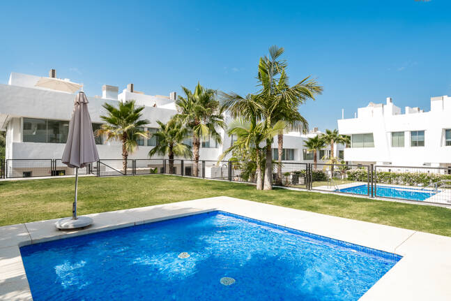 Excepcional casa adosada en esquina con piscina en la azotea y vistas al mar en Río Real