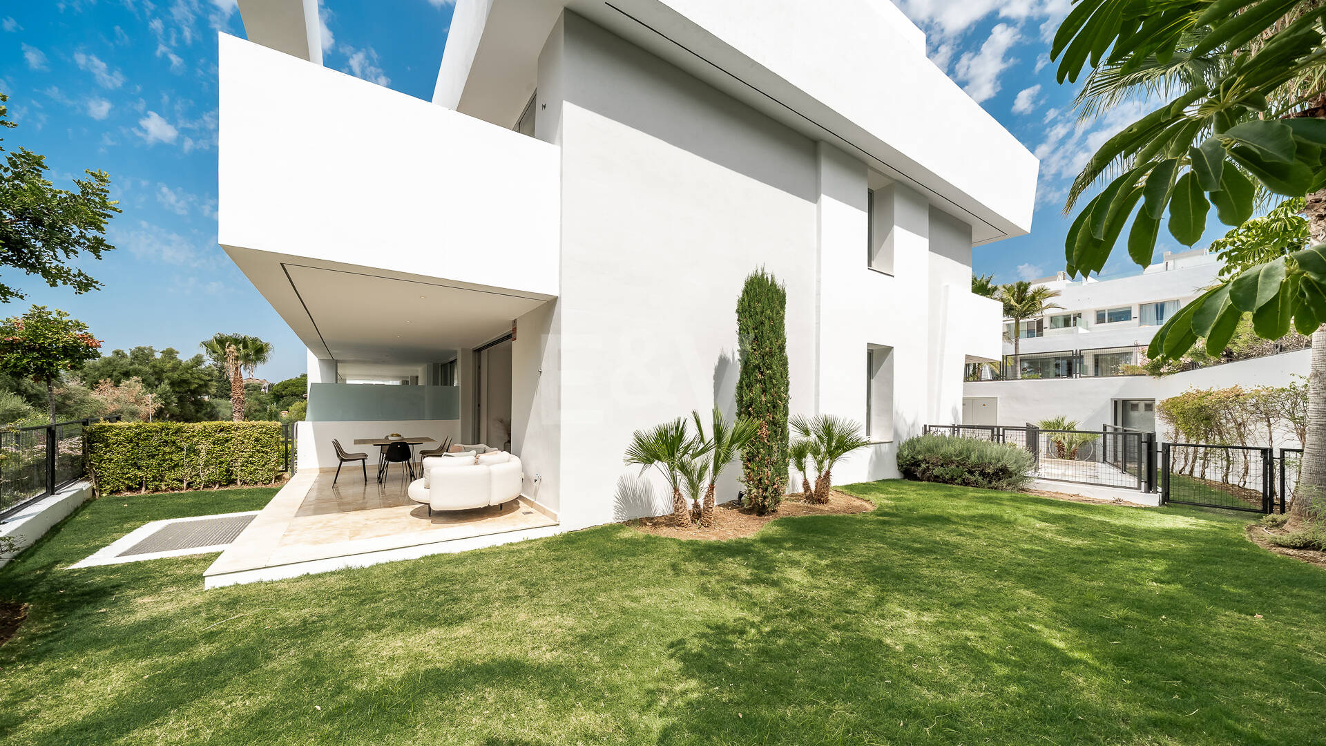 Excepcional casa adosada en esquina con piscina en la azotea y vistas al mar en Río Real