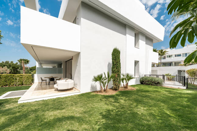 Excepcional casa adosada en esquina con piscina en la azotea y vistas al mar en Río Real