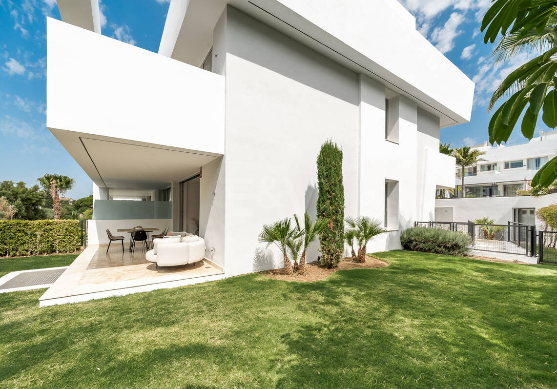 Excepcional casa adosada en esquina con piscina en la azotea y vistas al mar en Río Real