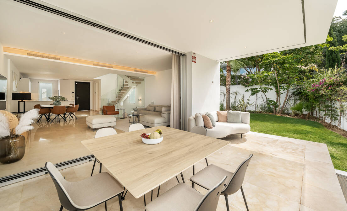 Located in Río Real, Marbella East, this four-bedroom corner townhouse combines generous living spaces, quality finishes and a private garden....