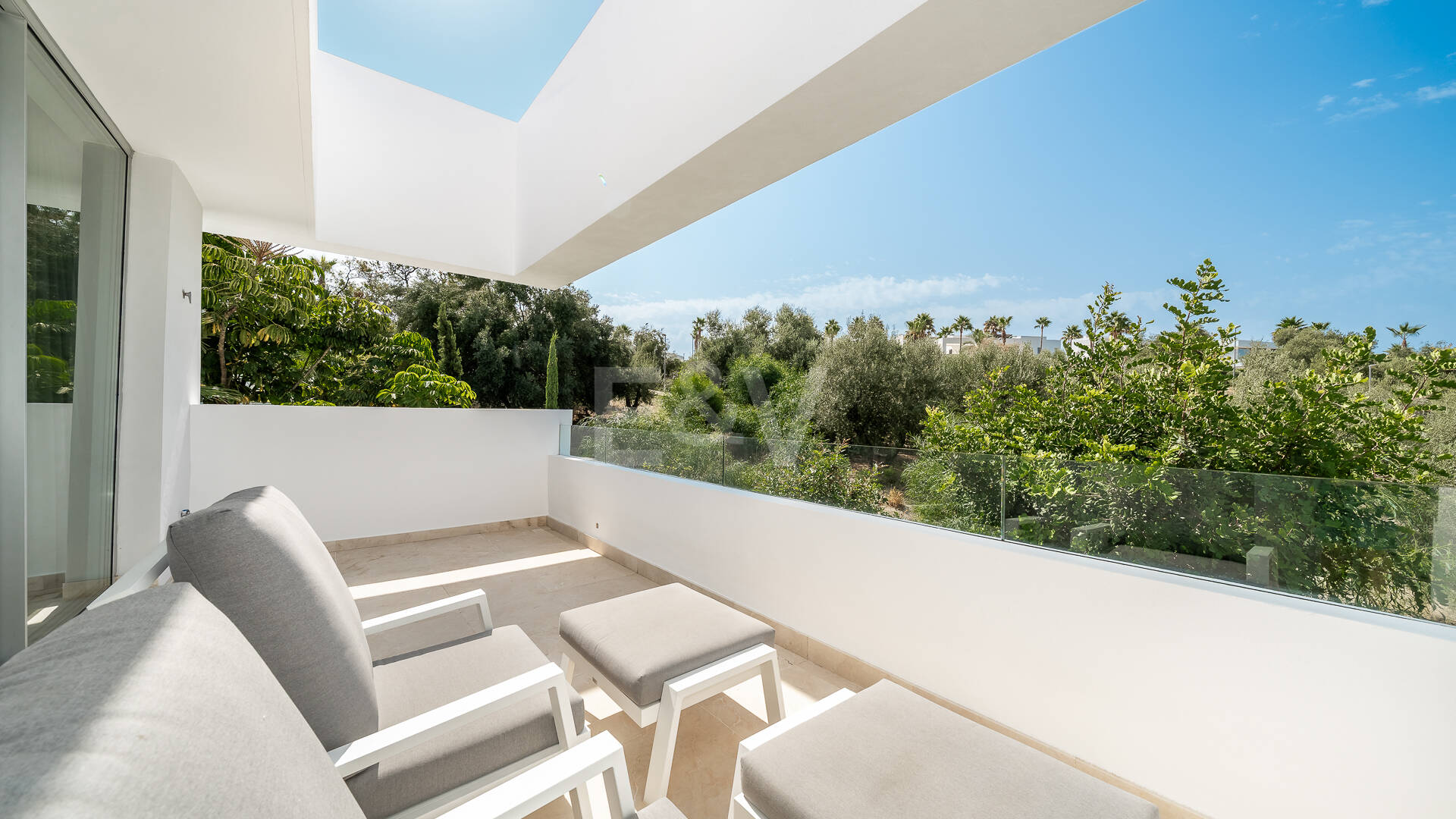 Excepcional casa adosada en esquina con piscina en la azotea y vistas al mar en Río Real