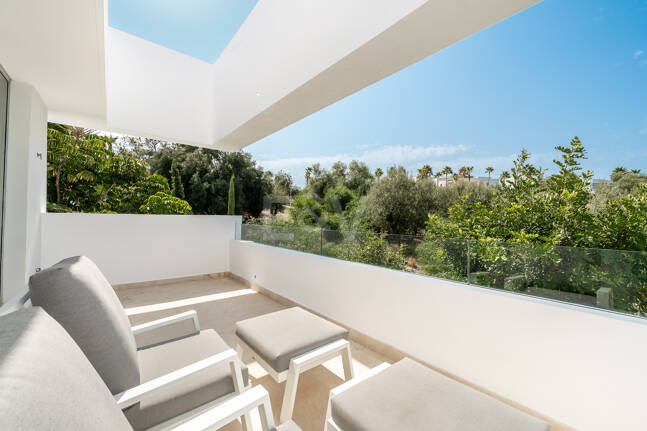 Excepcional casa adosada en esquina con piscina en la azotea y vistas al mar en Río Real