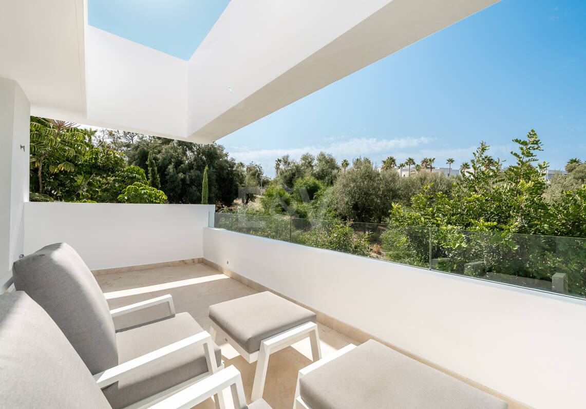 Excepcional casa adosada en esquina con piscina en la azotea y vistas al mar en Río Real