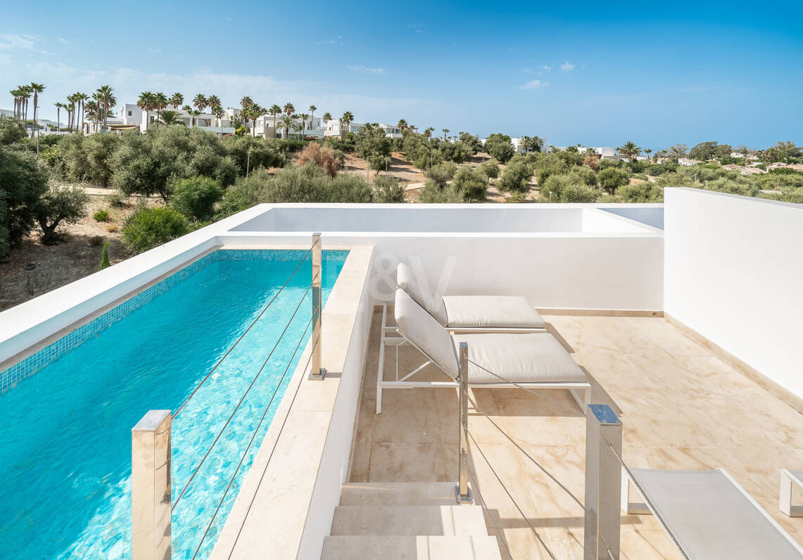 Excepcional casa adosada en esquina con piscina en la azotea y vistas al mar en Río Real
