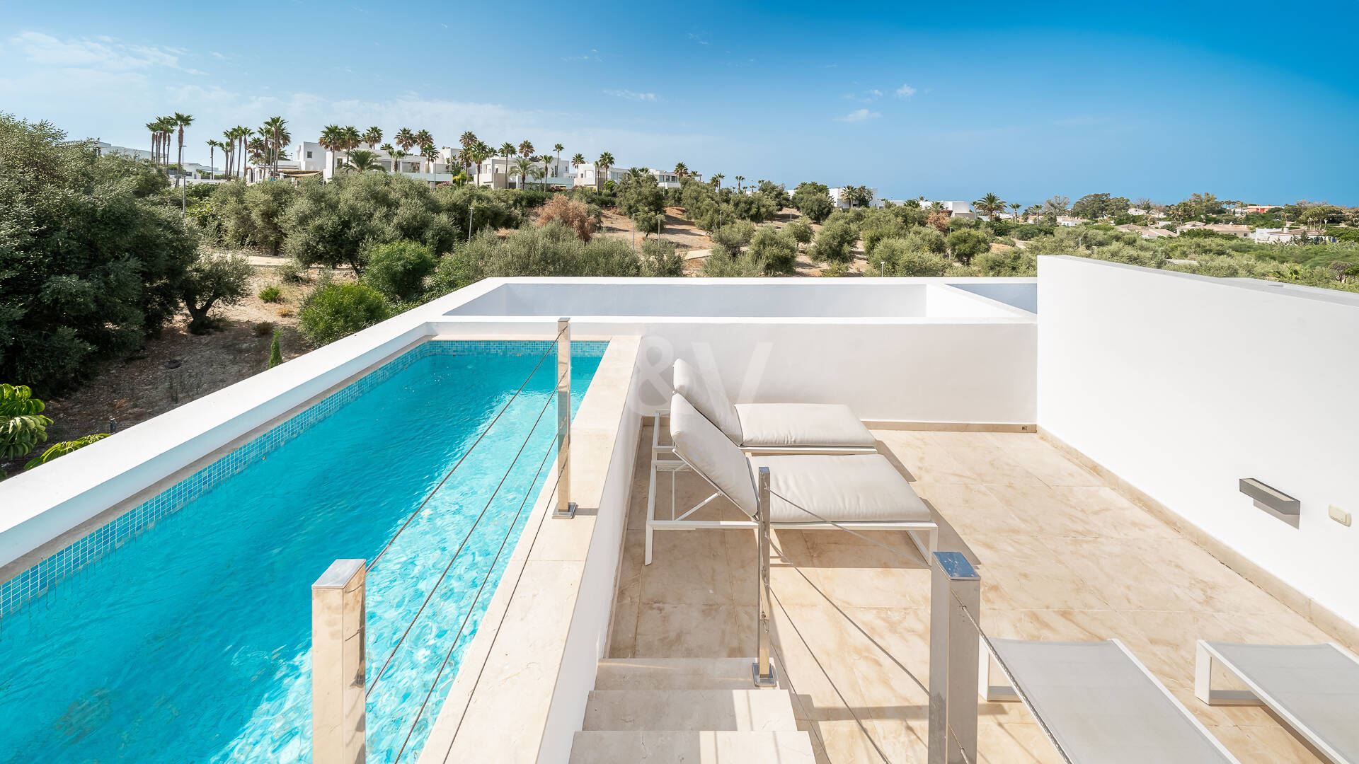 Excepcional casa adosada en esquina con piscina en la azotea y vistas al mar en Río Real