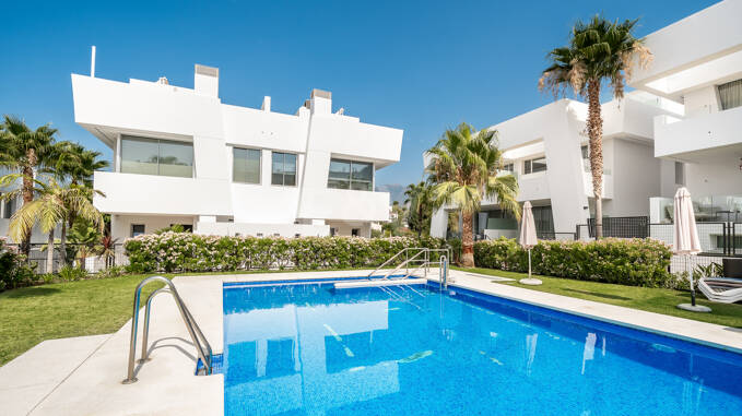 Außergewöhnliches Eckreihenhaus mit Dachterrasse, Pool und Meerblick in Río Real