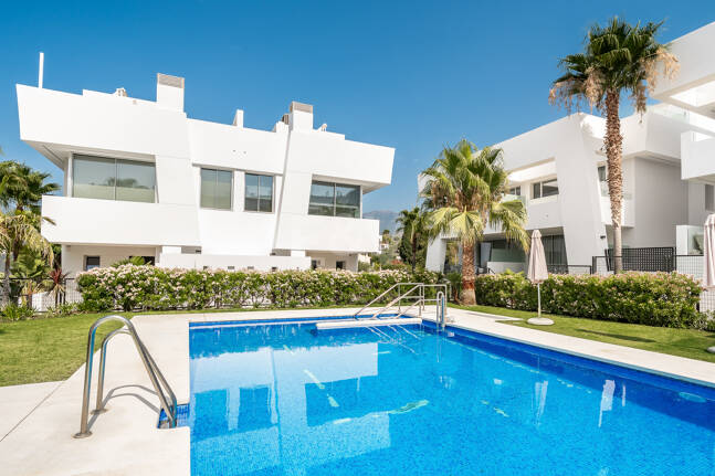 Excepcional casa adosada en esquina con piscina en la azotea y vistas al mar en Río Real