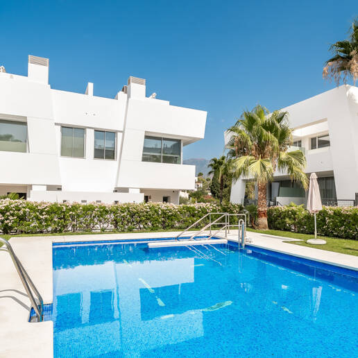 Excepcional casa adosada en esquina con piscina en la azotea y vistas al mar en Río Real
