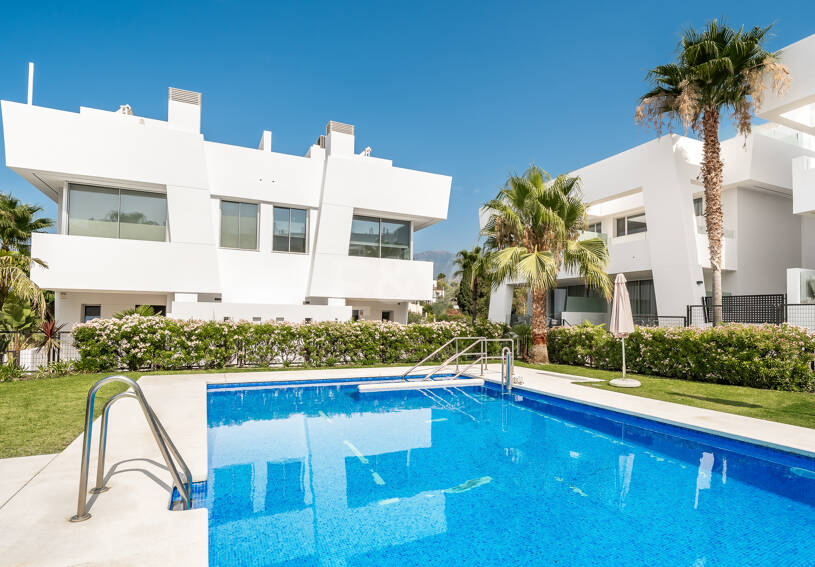Excepcional casa adosada en esquina con piscina en la azotea y vistas al mar en Río Real