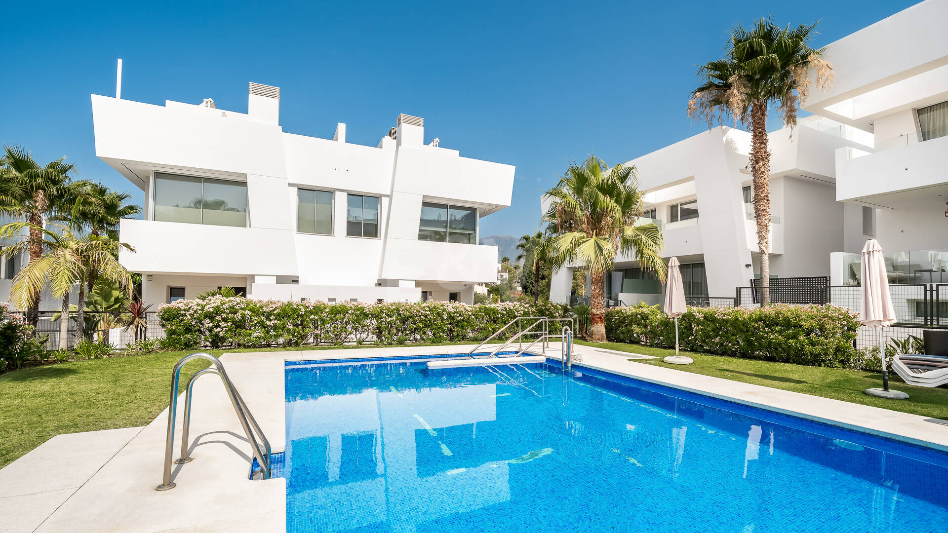 Excepcional casa adosada en esquina con piscina en la azotea y vistas al mar en Río Real