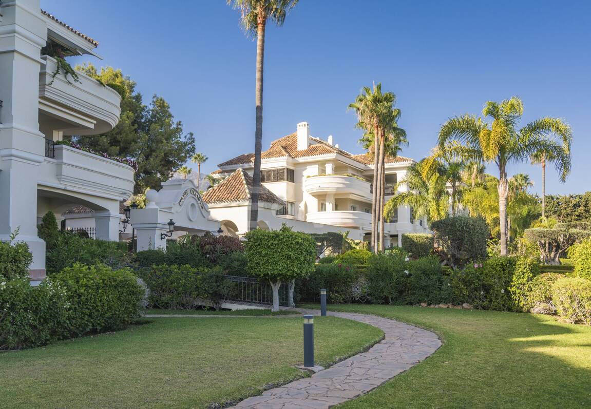 Exquisito Apartamento en Planta Baja en la Exclusiva Urbanización Altos Reales, Sierra Blanca