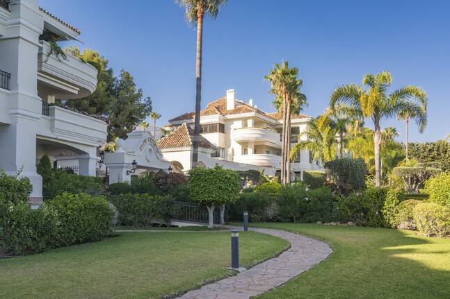 Exquisito Apartamento en Planta Baja en la Exclusiva Urbanización Altos Reales, Sierra Blanca