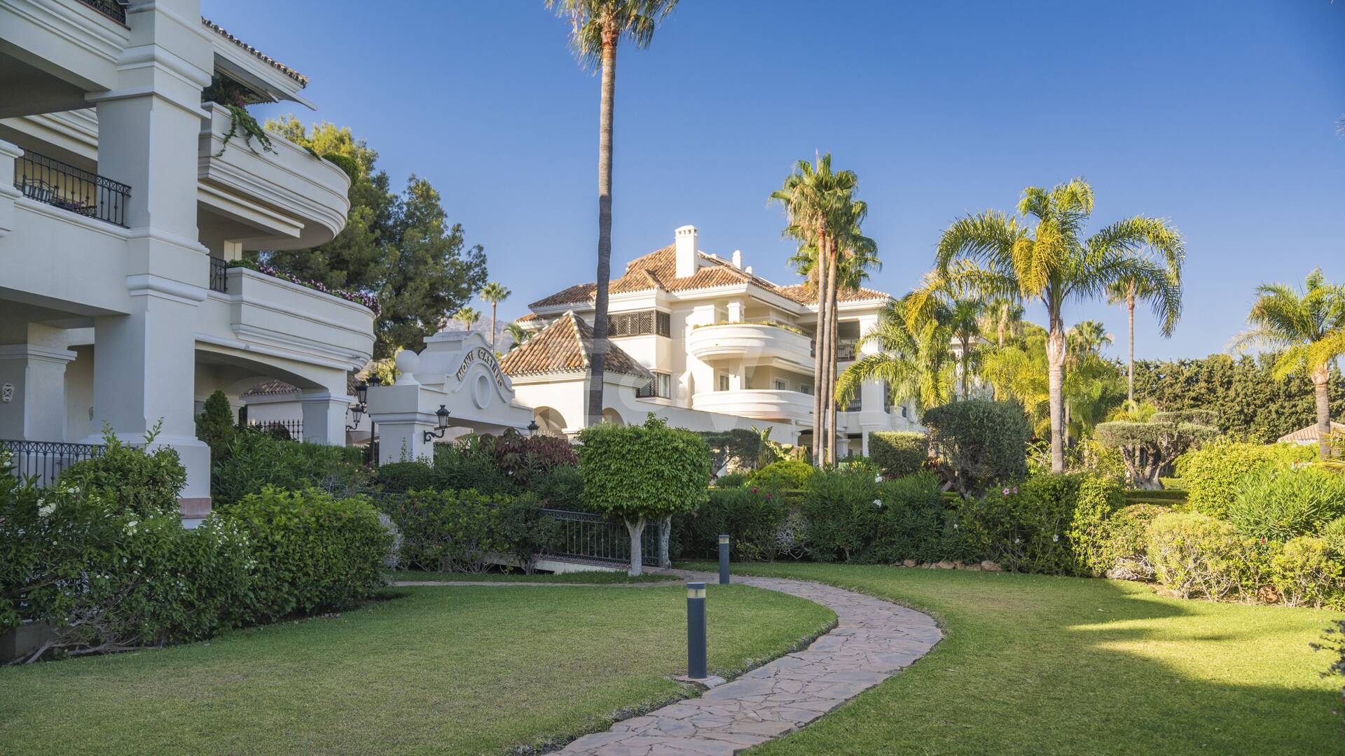 Exquisito Apartamento en Planta Baja en la Exclusiva Urbanización Altos Reales, Sierra Blanca