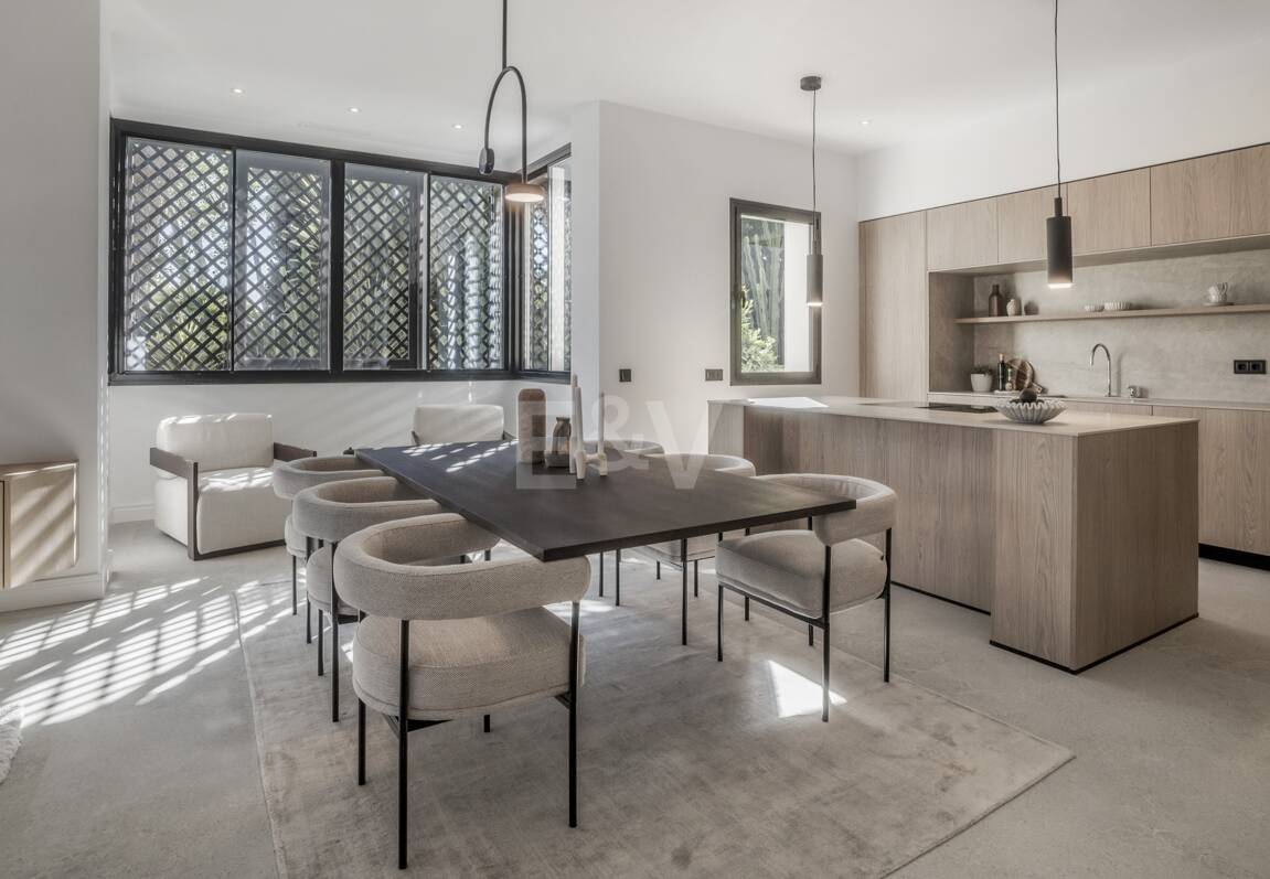 Exquisito Apartamento en Planta Baja en la Exclusiva Urbanización Altos Reales, Sierra Blanca