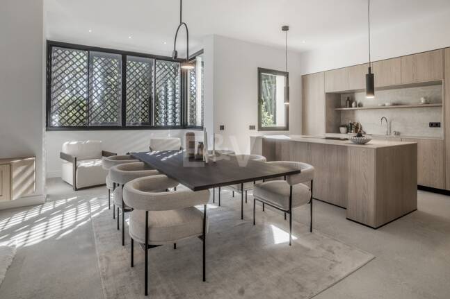 Exquisito Apartamento en Planta Baja en la Exclusiva Urbanización Altos Reales, Sierra Blanca