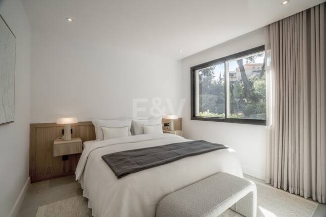 Exquisito Apartamento en Planta Baja en la Exclusiva Urbanización Altos Reales, Sierra Blanca