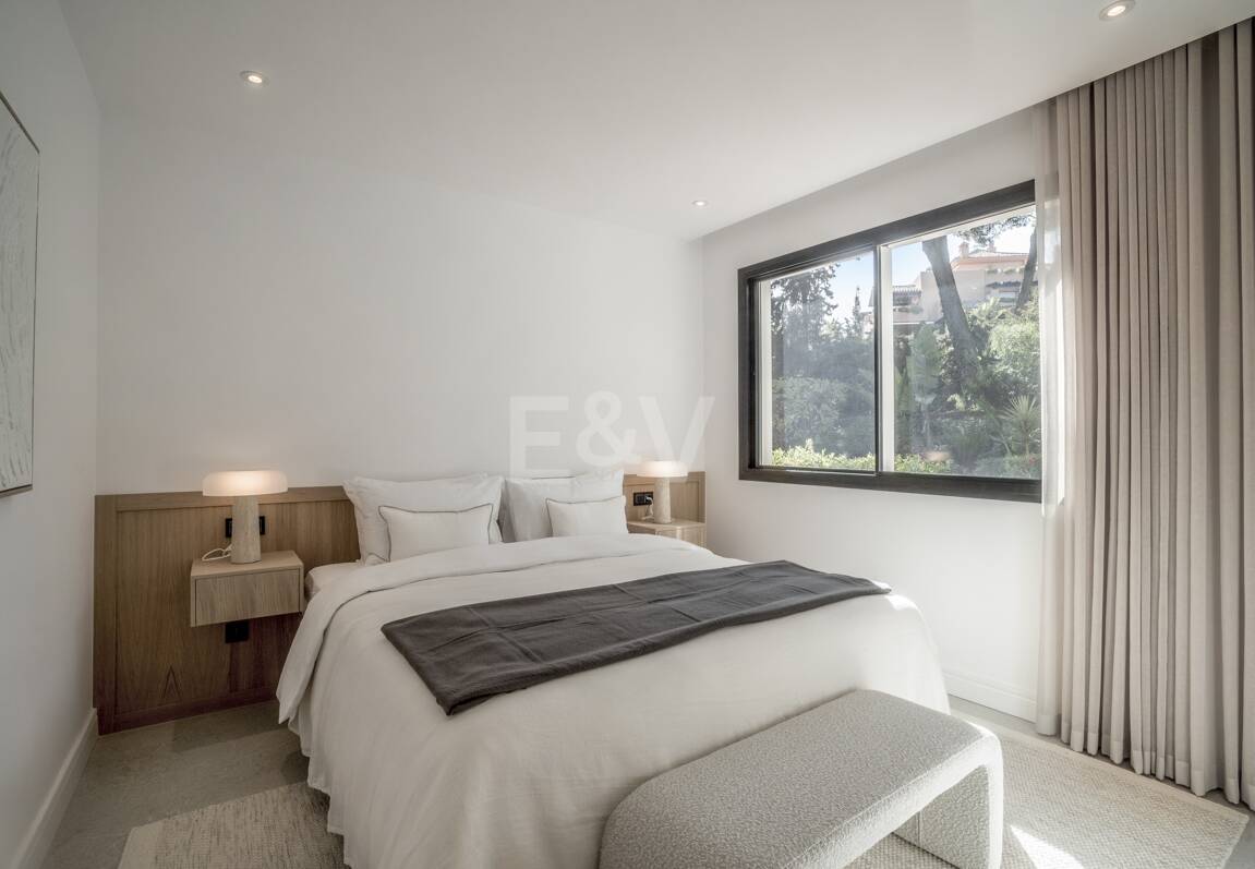 Exquisito Apartamento en Planta Baja en la Exclusiva Urbanización Altos Reales, Sierra Blanca