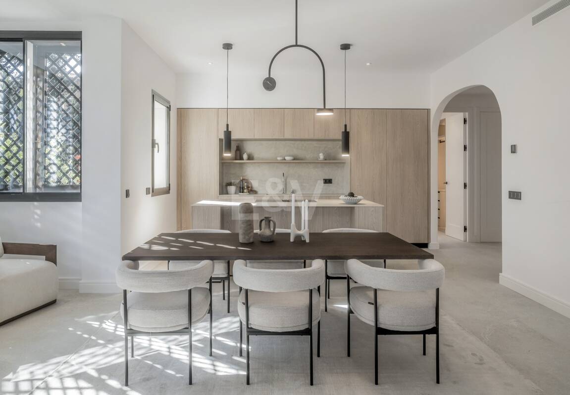 Exquisito Apartamento en Planta Baja en la Exclusiva Urbanización Altos Reales, Sierra Blanca