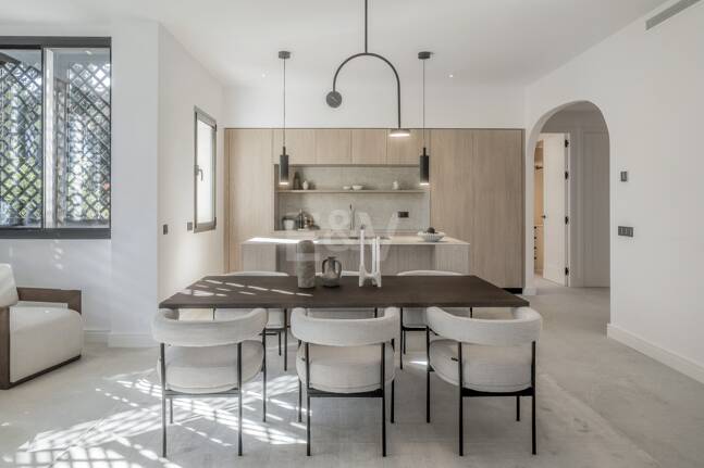 Exquisito Apartamento en Planta Baja en la Exclusiva Urbanización Altos Reales, Sierra Blanca