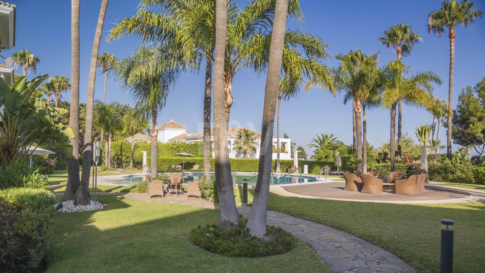 Exquisito Apartamento en Planta Baja en la Exclusiva Urbanización Altos Reales, Sierra Blanca