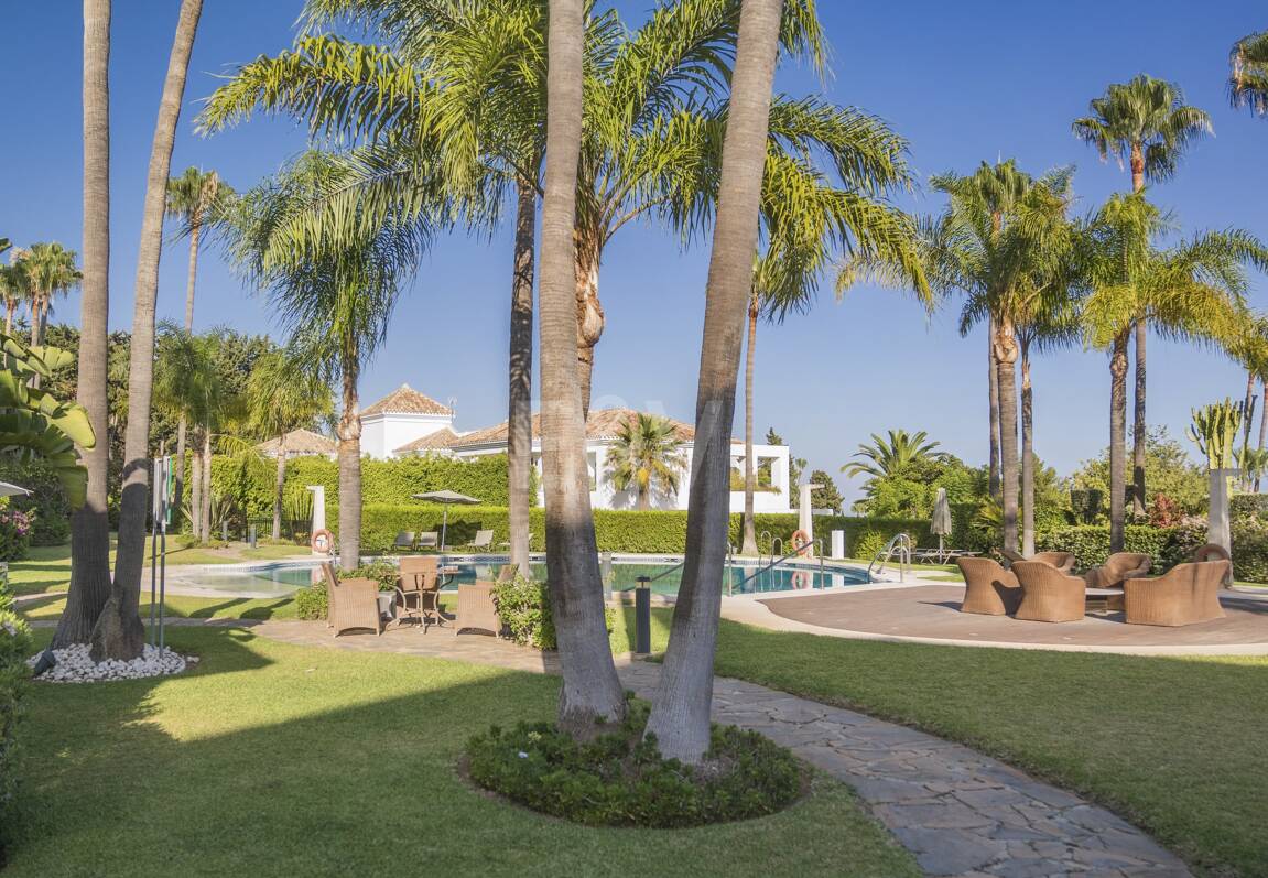 Exquisito Apartamento en Planta Baja en la Exclusiva Urbanización Altos Reales, Sierra Blanca