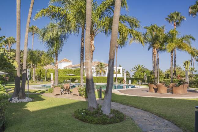 Exquisito Apartamento en Planta Baja en la Exclusiva Urbanización Altos Reales, Sierra Blanca