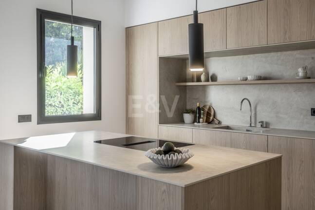 Exquisito Apartamento en Planta Baja en la Exclusiva Urbanización Altos Reales, Sierra Blanca