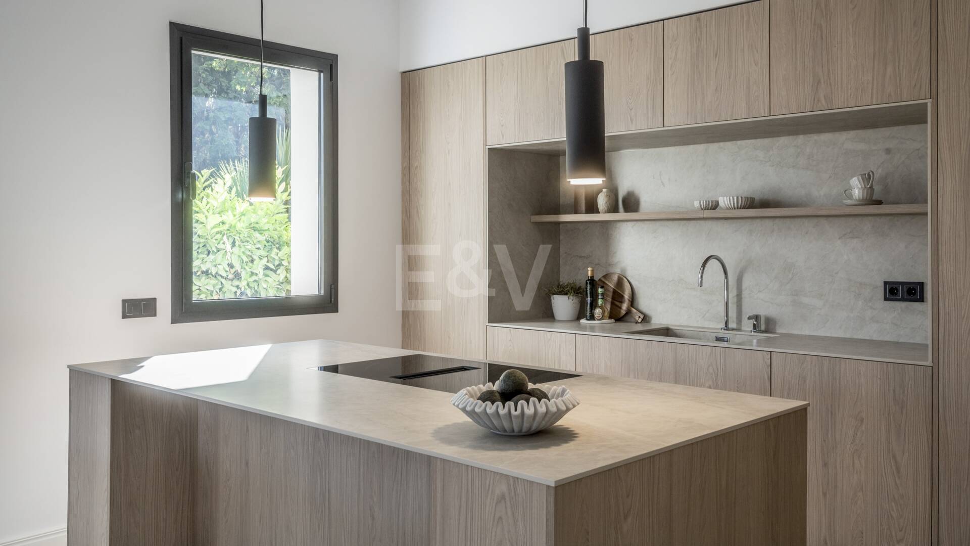 Exquisito Apartamento en Planta Baja en la Exclusiva Urbanización Altos Reales, Sierra Blanca