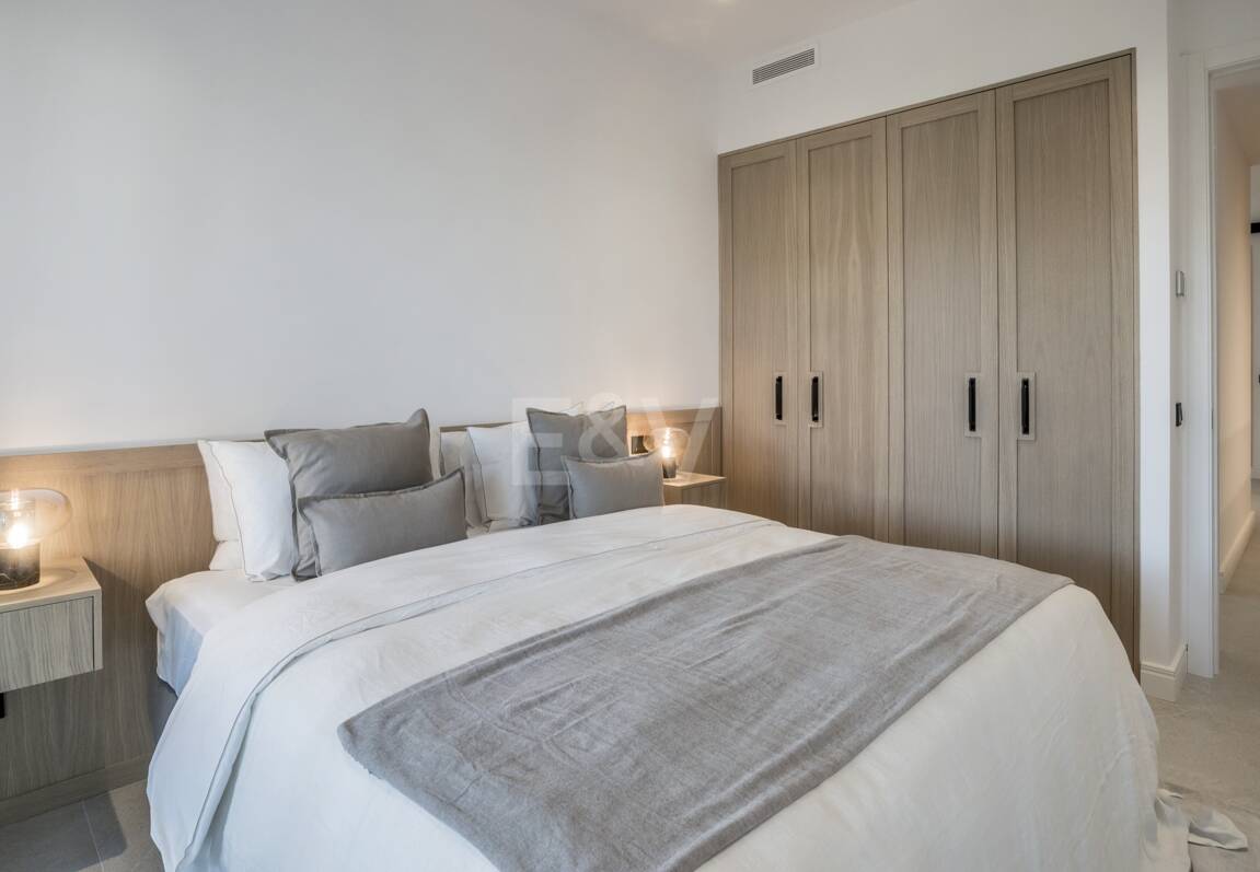 Exquisito Apartamento en Planta Baja en la Exclusiva Urbanización Altos Reales, Sierra Blanca