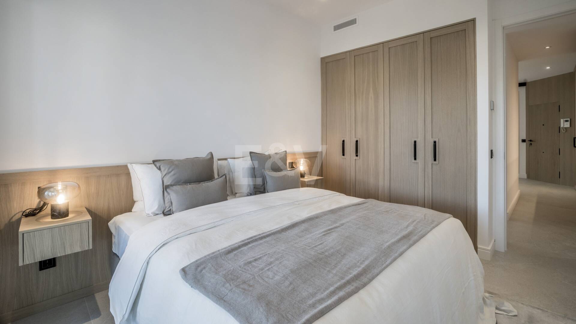 Exquisito Apartamento en Planta Baja en la Exclusiva Urbanización Altos Reales, Sierra Blanca