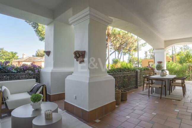 Exquisito Apartamento en Planta Baja en la Exclusiva Urbanización Altos Reales, Sierra Blanca