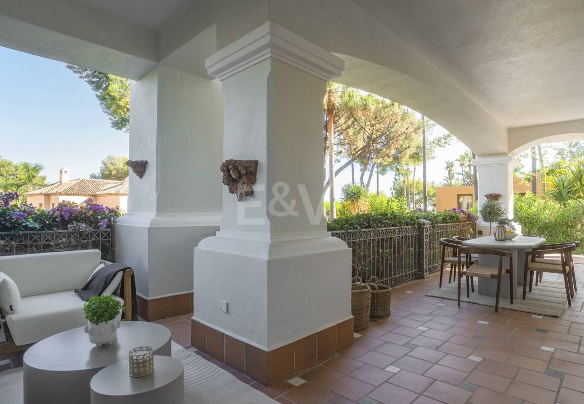 Exquisito Apartamento en Planta Baja en la Exclusiva Urbanización Altos Reales, Sierra Blanca