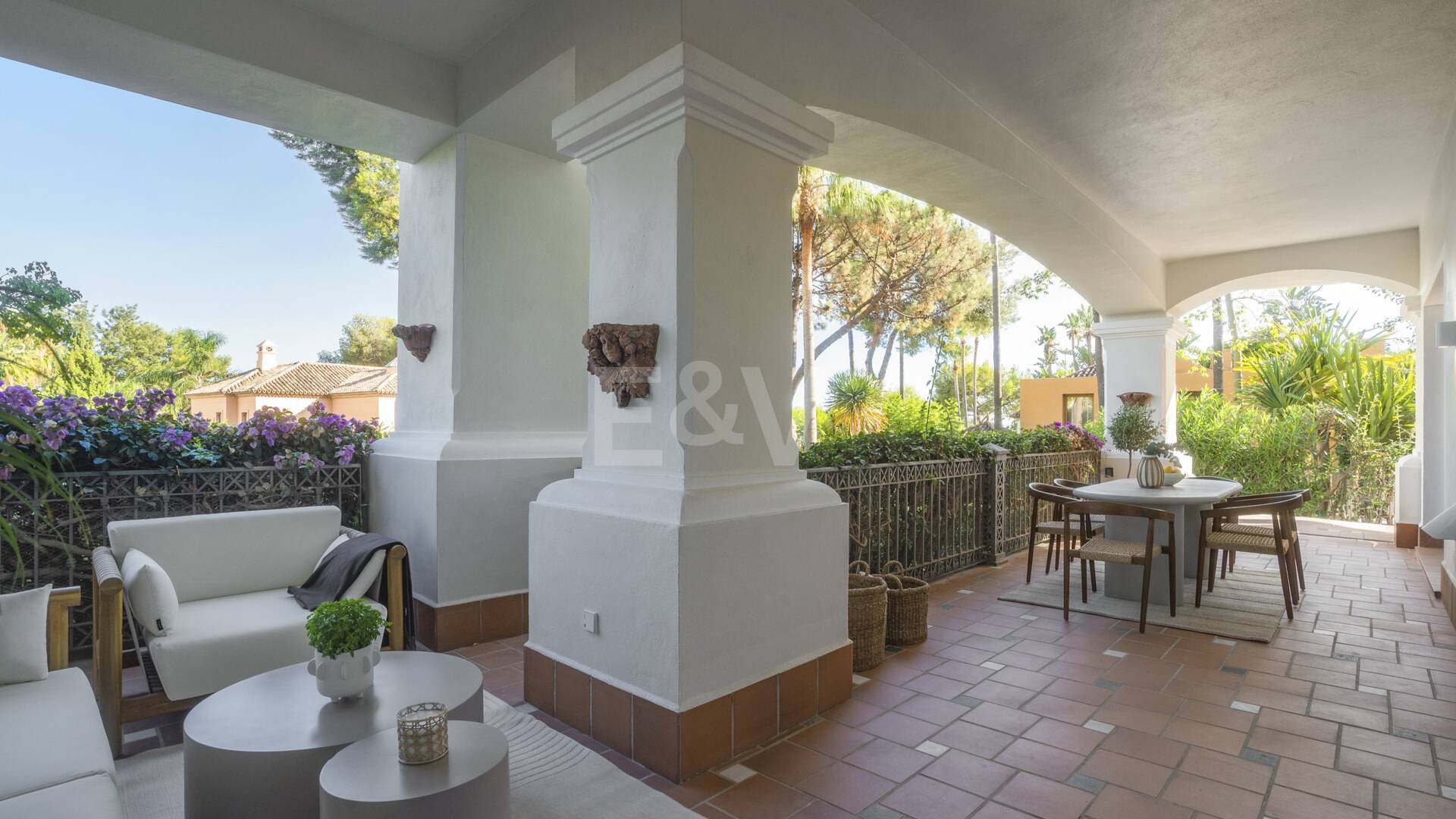 Exquisito Apartamento en Planta Baja en la Exclusiva Urbanización Altos Reales, Sierra Blanca