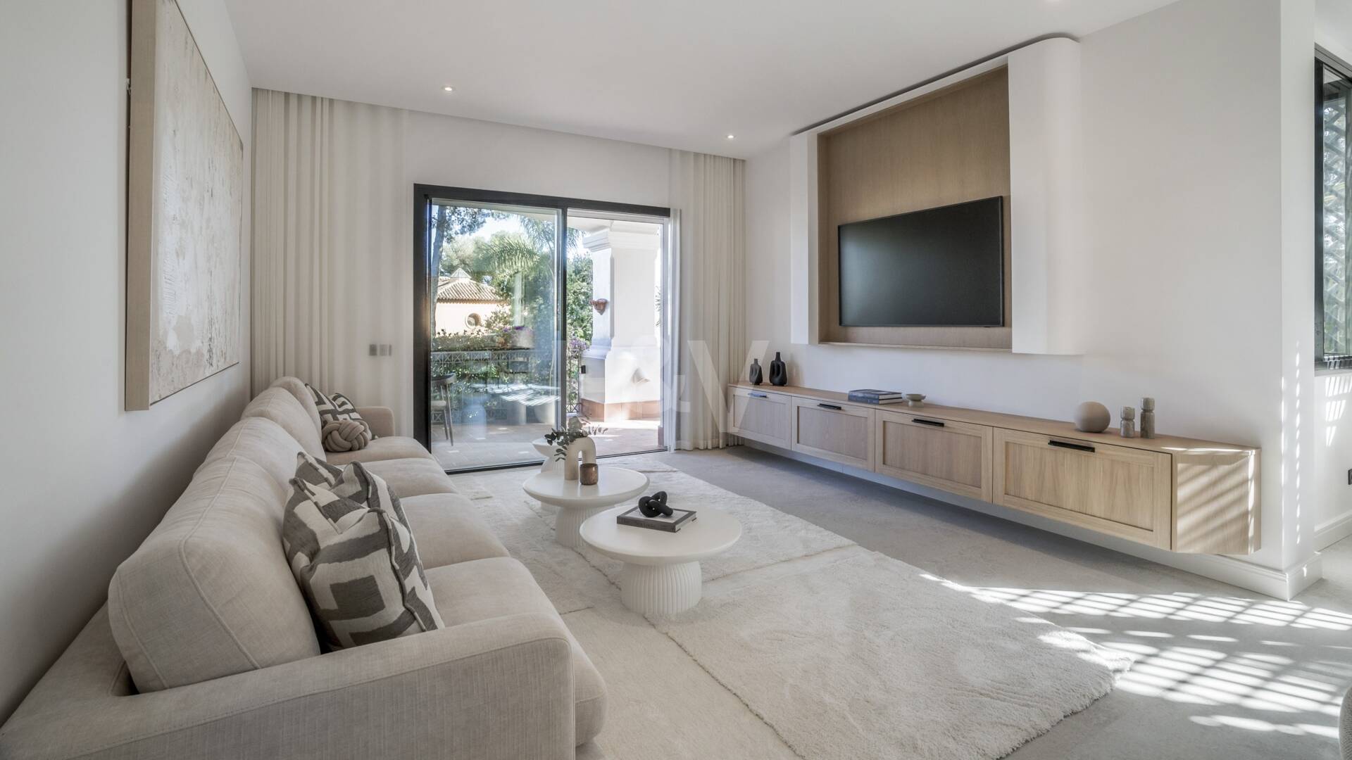 Exquisito Apartamento en Planta Baja en la Exclusiva Urbanización Altos Reales, Sierra Blanca