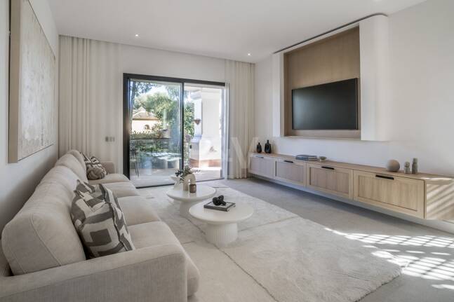 Exquisito Apartamento en Planta Baja en la Exclusiva Urbanización Altos Reales, Sierra Blanca