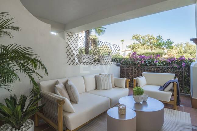 Exquisito Apartamento en Planta Baja en la Exclusiva Urbanización Altos Reales, Sierra Blanca